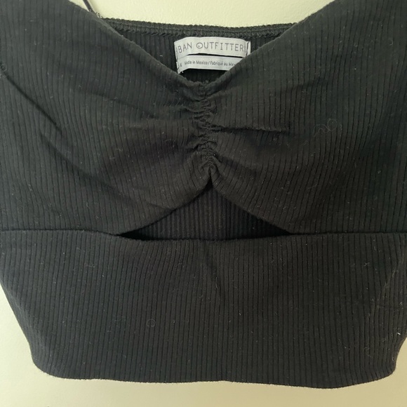 UO BLACK CUTOUT TANK - Picture 2 of 4